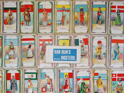 878267 Collage van 21 verzamelplaatjes uitgegeven door Van Rijn's Mosterd- en Azijnfabrieken in Wijk C, uit de ...